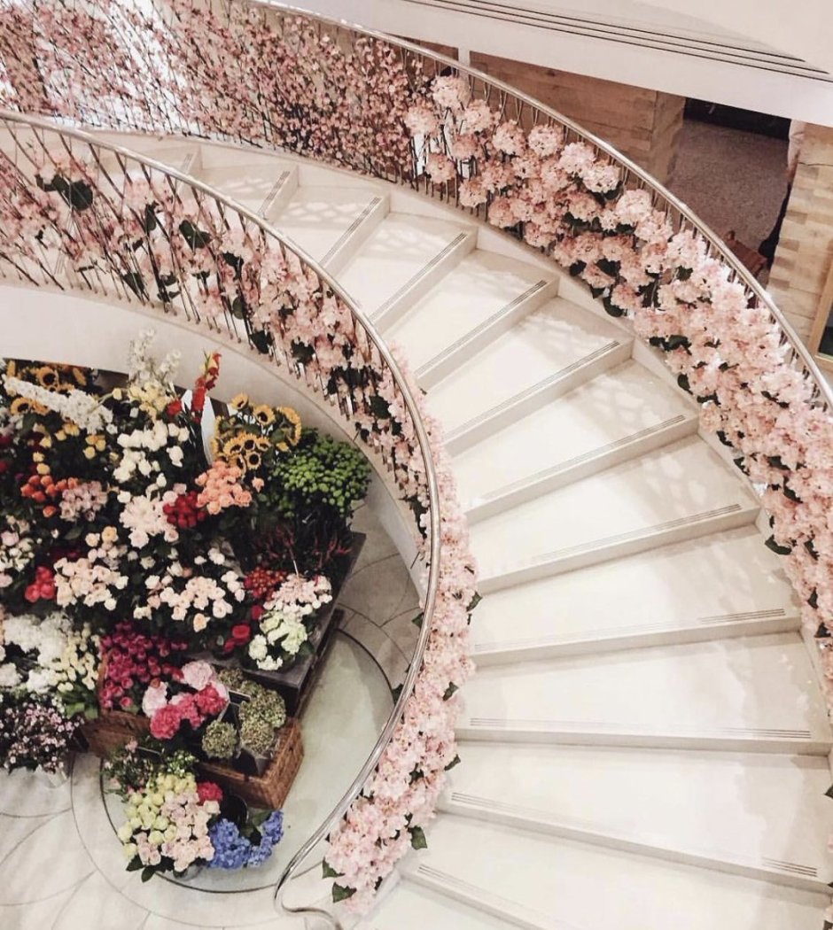 Лестница с цветами в саду