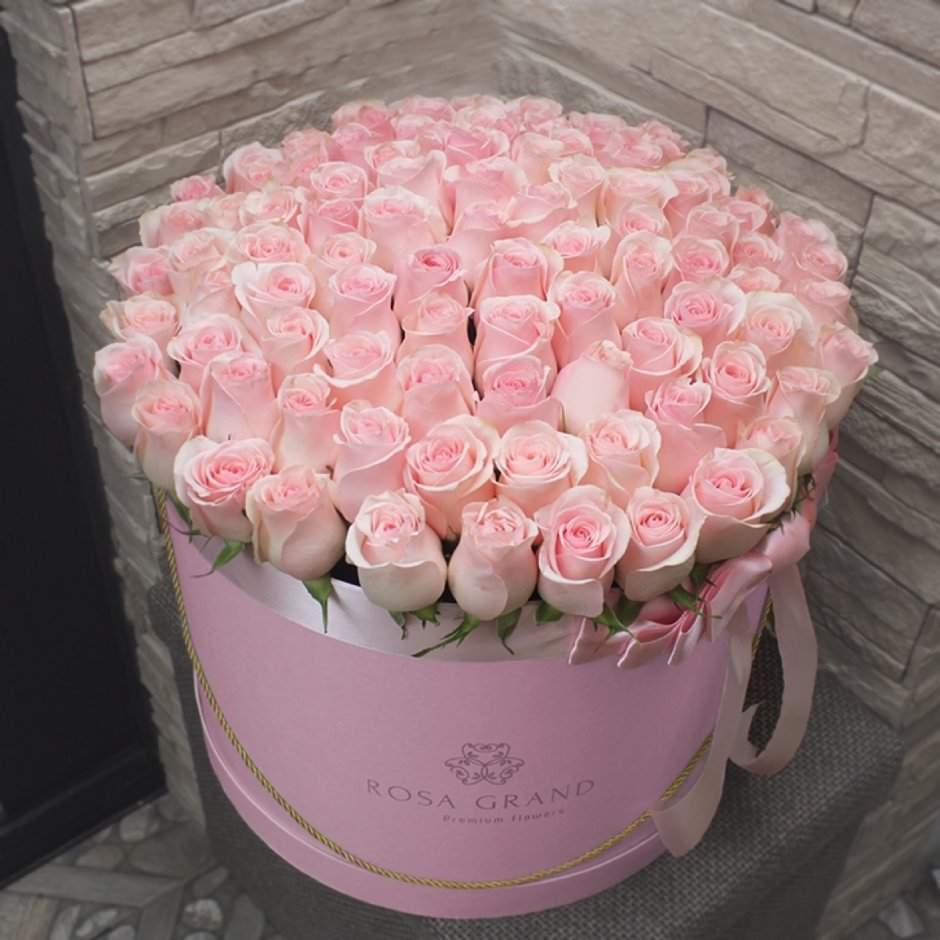 Розовые розы в коробке