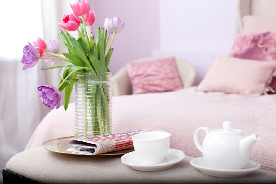 Тюльпаны и кофе в кровать