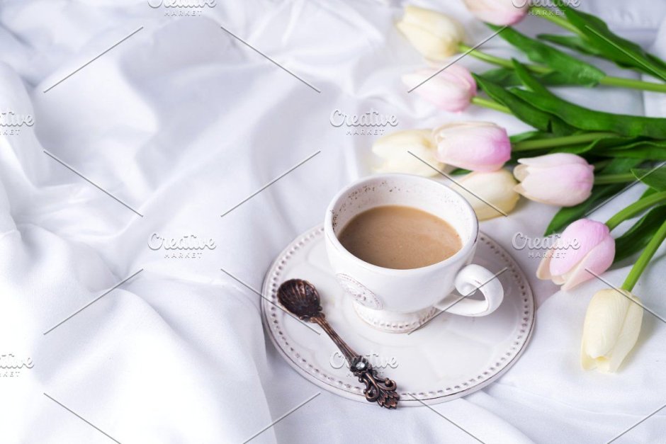 Кофе в постель с белыми тюльпанами