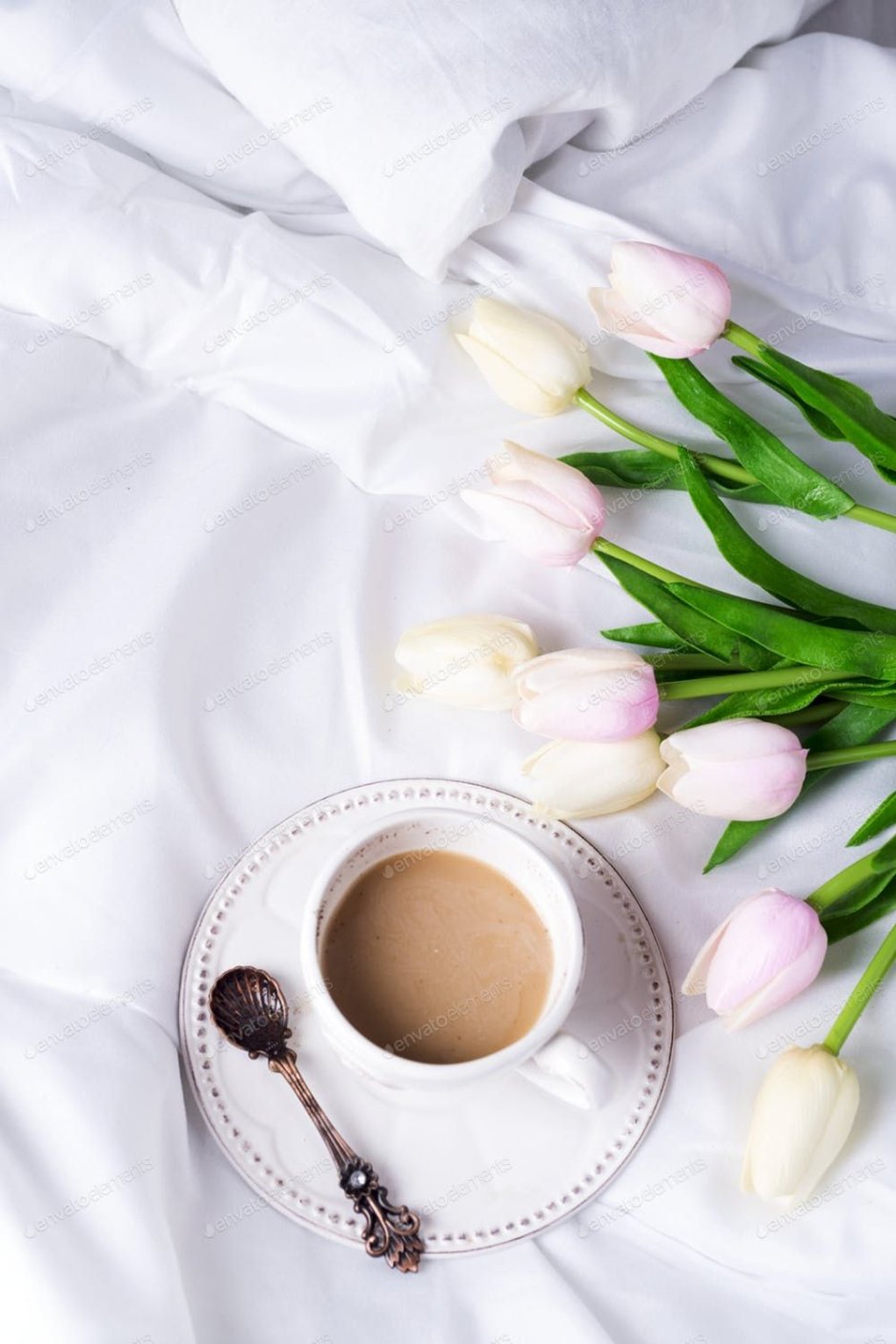 Белые тюльпаны и кофе