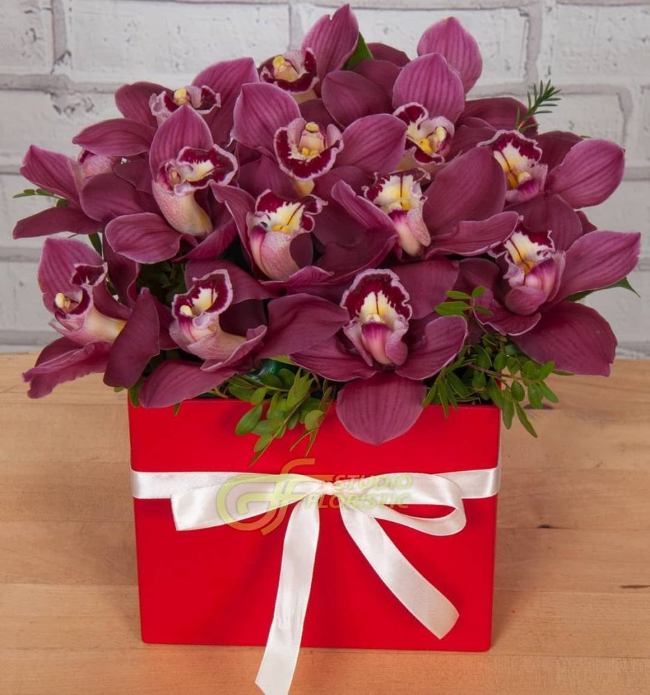 Букет орхидей в коробке