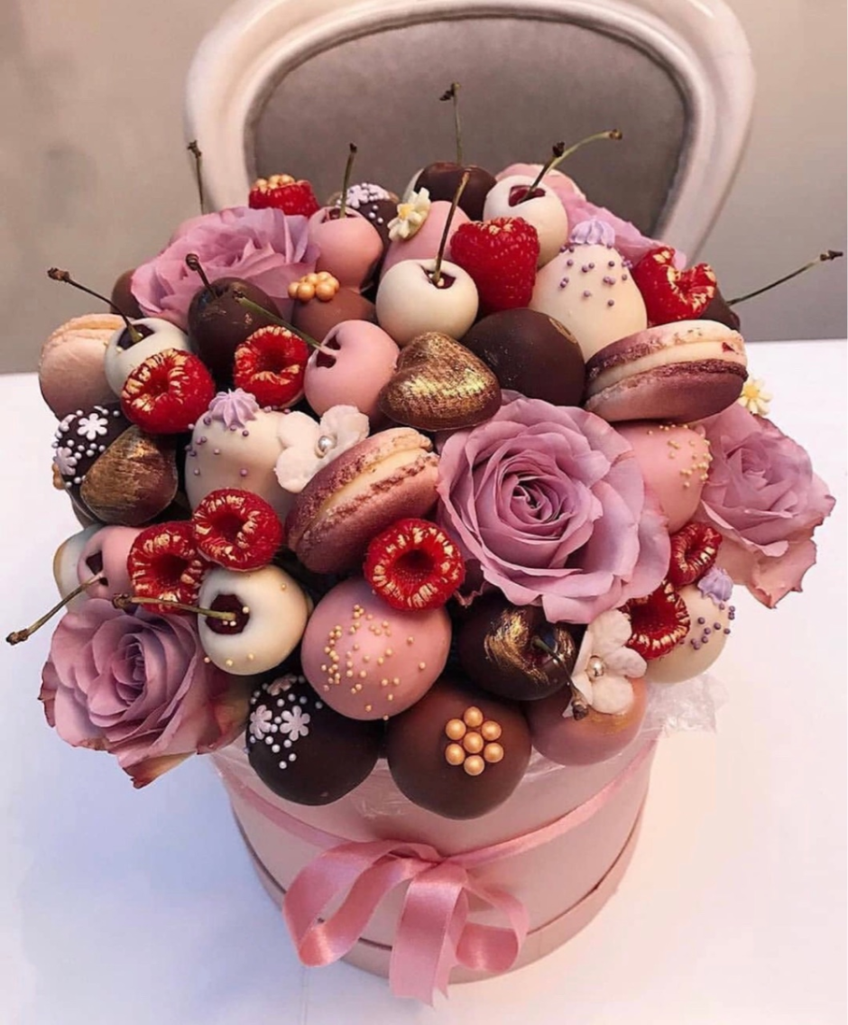 Букет с цветами и сладостями