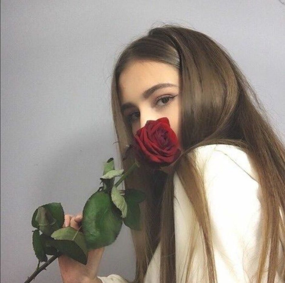 Девушка с одной розой