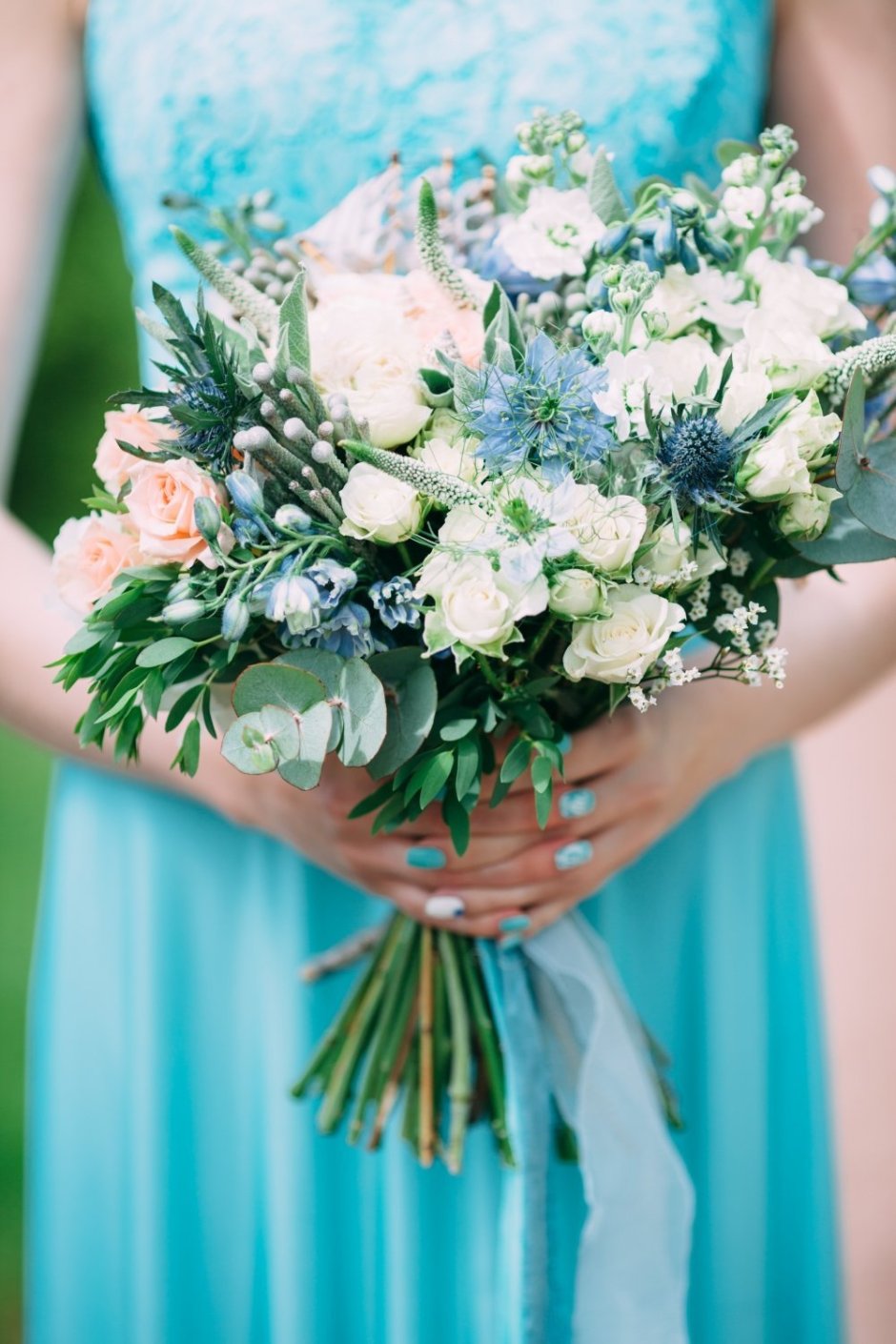 Букет невесты на свадьбу в бирюзовом цвете