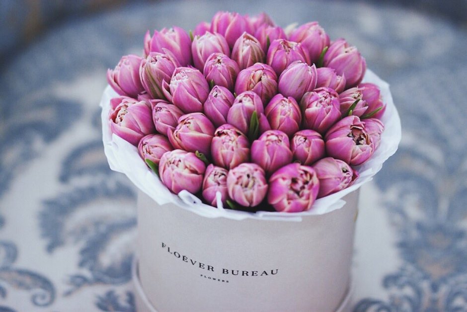 С 8 марта цветы тюльпаны в коробке