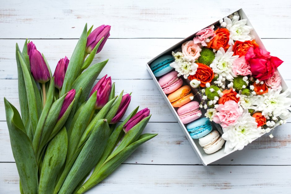 Композиции из цветов в коробке с тюльпанами