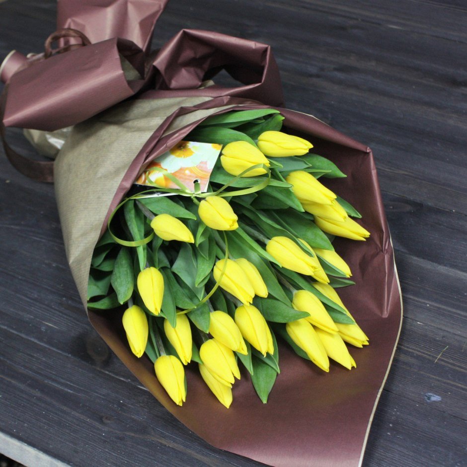 Упаковка тюльпанов в крафт