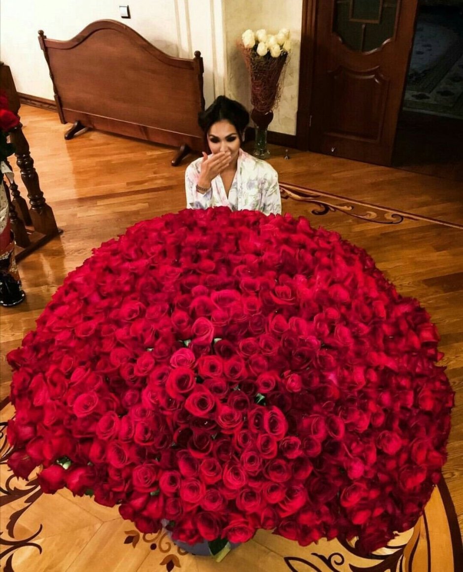 Девушка с огромным букетом роз