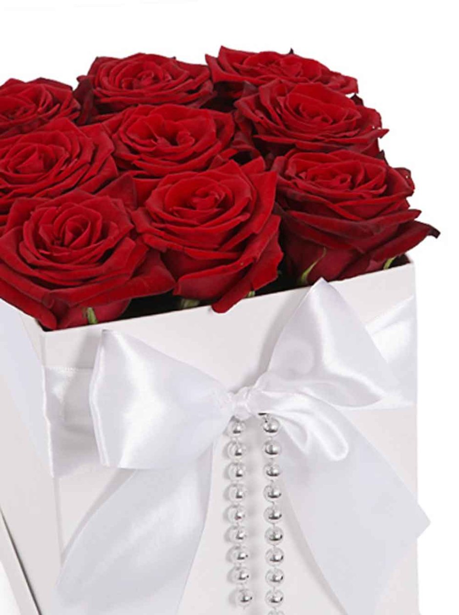 Букет красных роз в белой квадратной коробке
