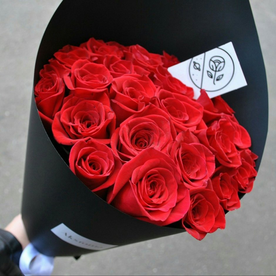 Красные розы в белой упаковке