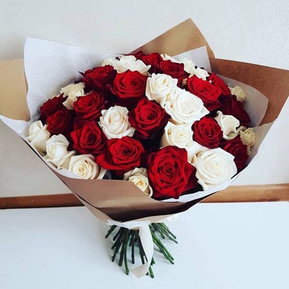 Красные розы Наоми в белой коробке