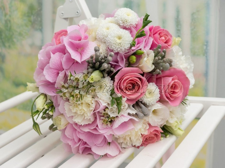 Букет невесты с розовой гортензией