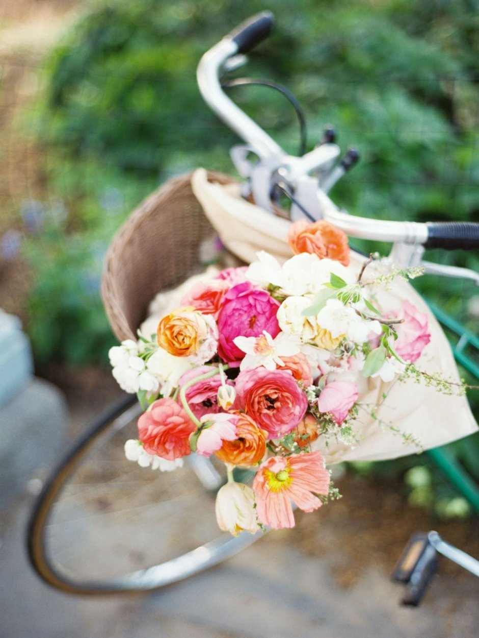 Велосипед с букетом цветов