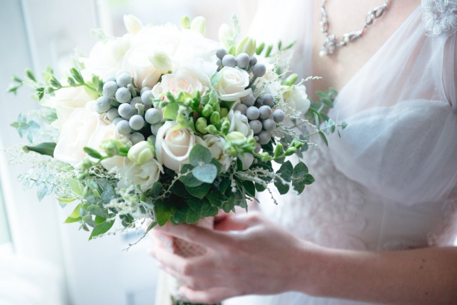 Нежный свадебный букет невесты с брунией