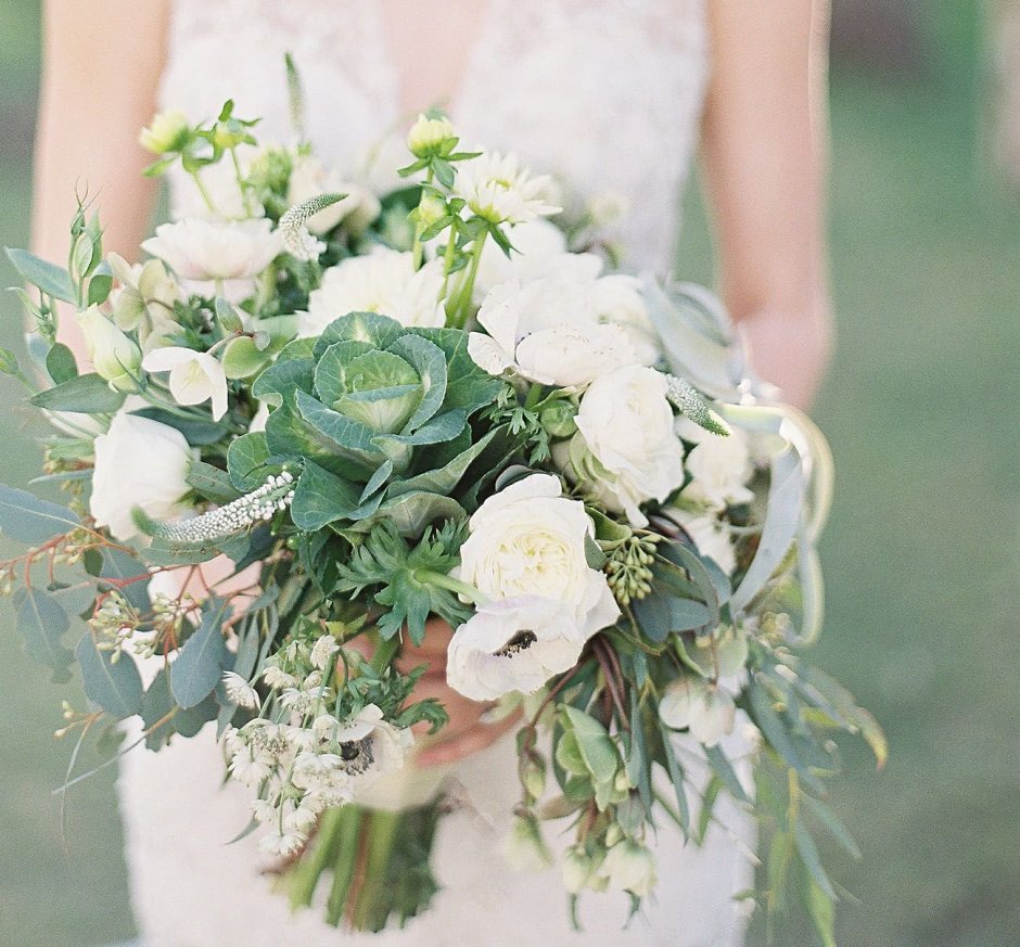 Букет невесты бело зеленый с эвкалиптом