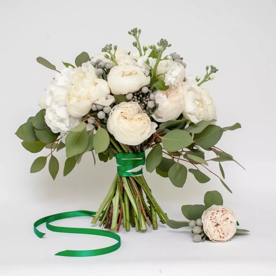 Букет белых пионовидных роз
