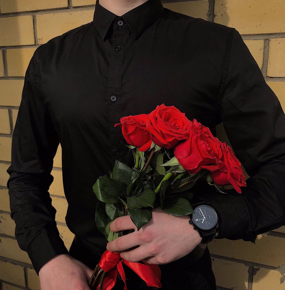 Букет цветов в мужских руках
