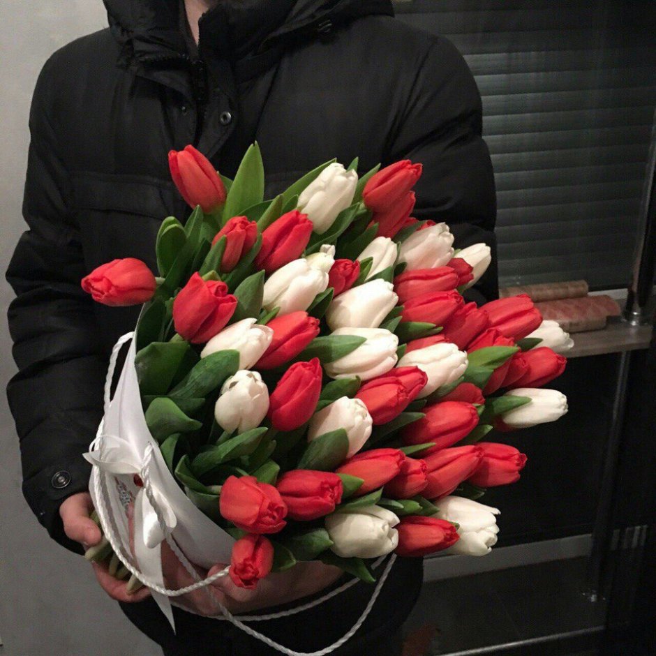 Мужчина с тюльпанами
