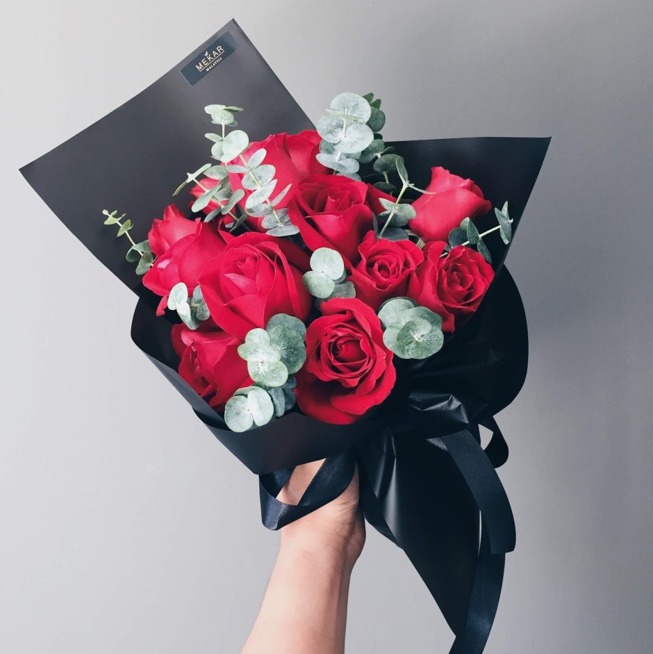Стильный букет с красными розами