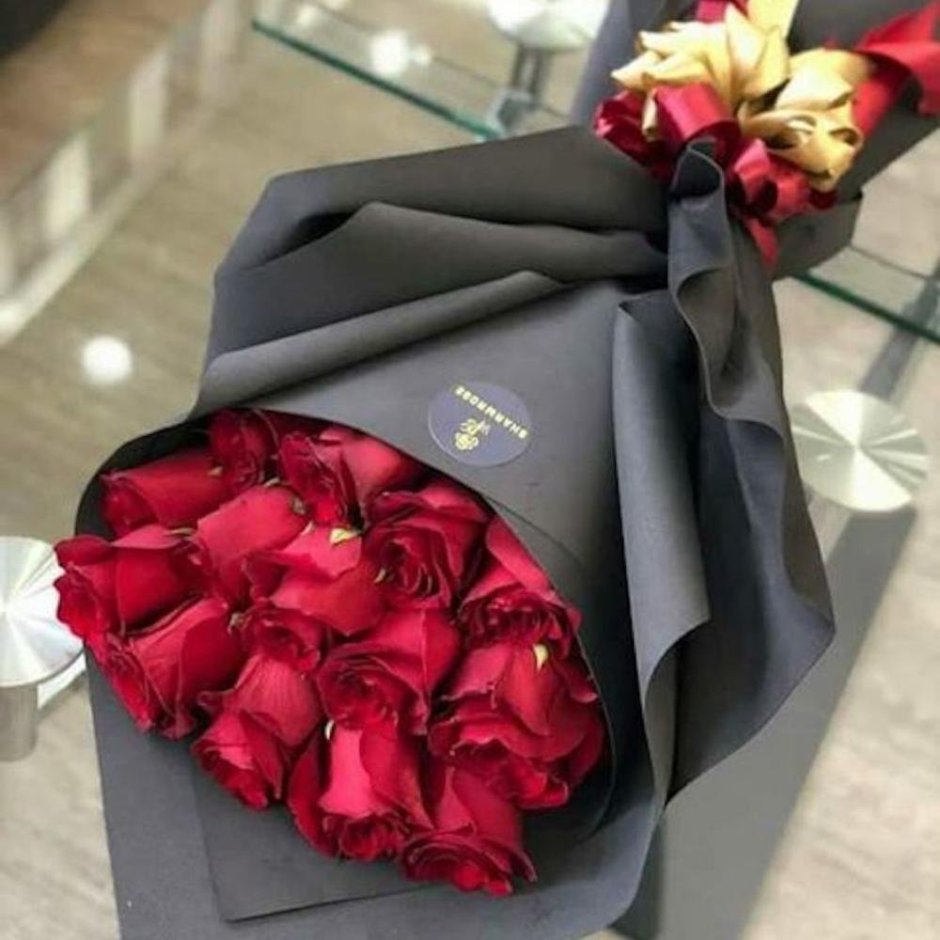 Букет цветов в черной упаковке