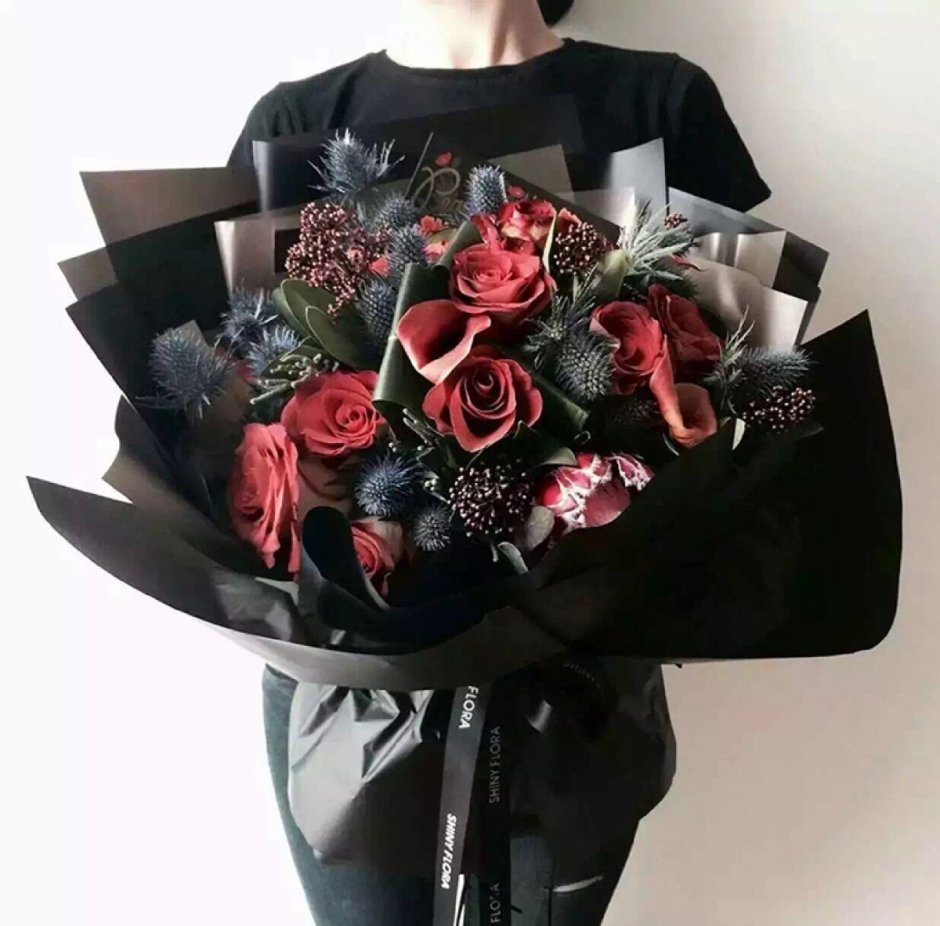 Розы в черной обертке