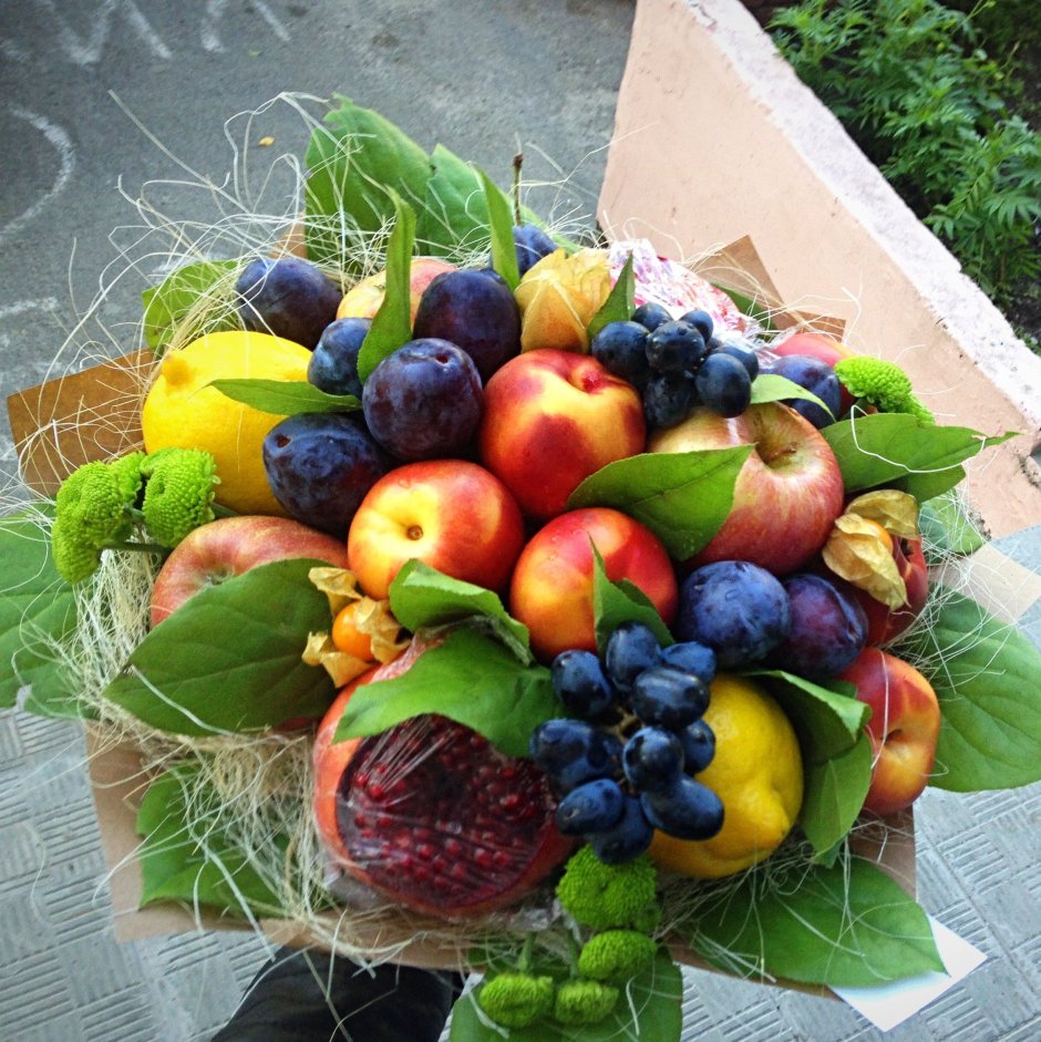 Мини букет из фруктов и цветов