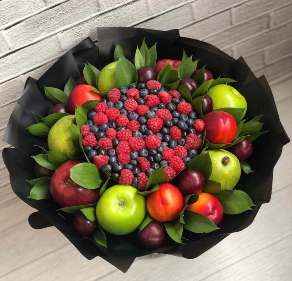 Композиция с фруктами и цветами