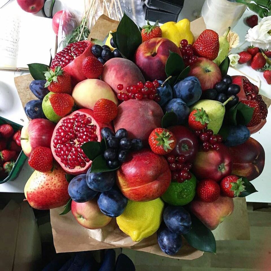 Цветочную композицию "корзина с цветами и фруктами" Пекин