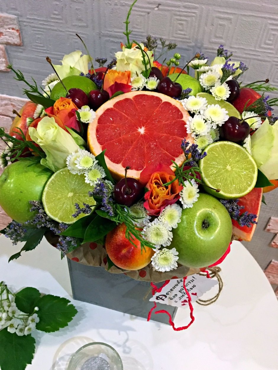 Букет с фруктами и цветами