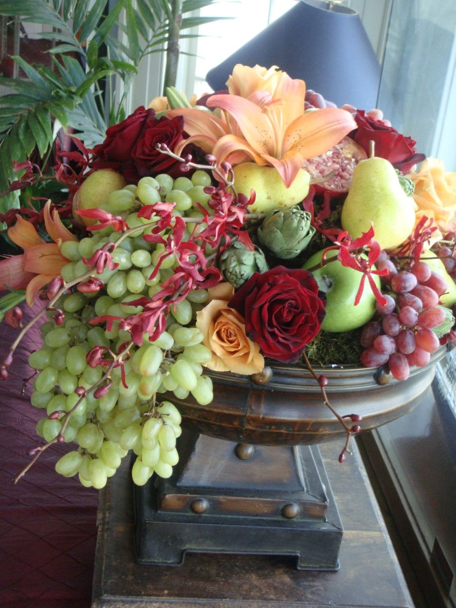 Цветочные композиции с фруктами
