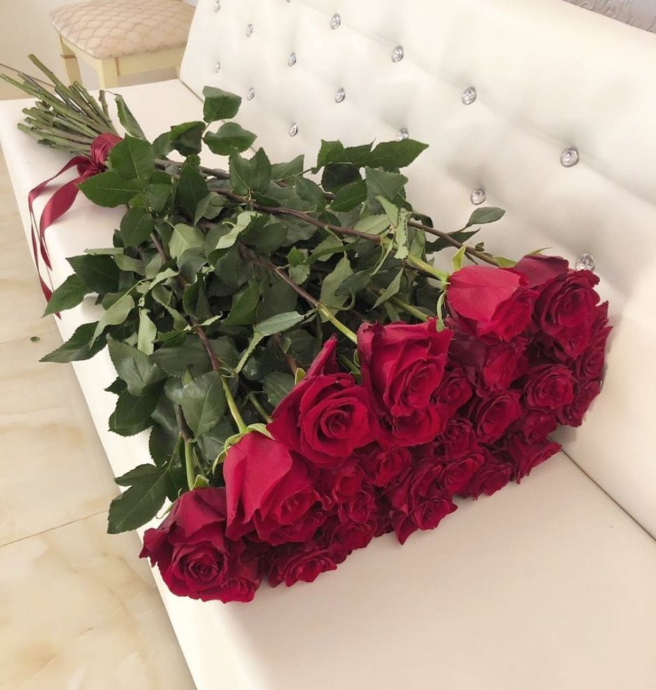 Букет красных роз в комнате