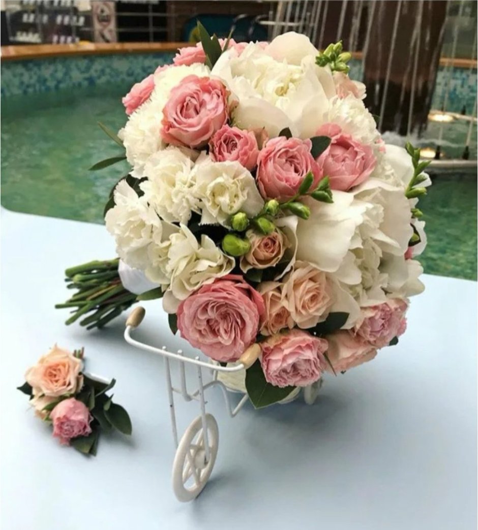 Свадебный букет из пионов и кустовых роз