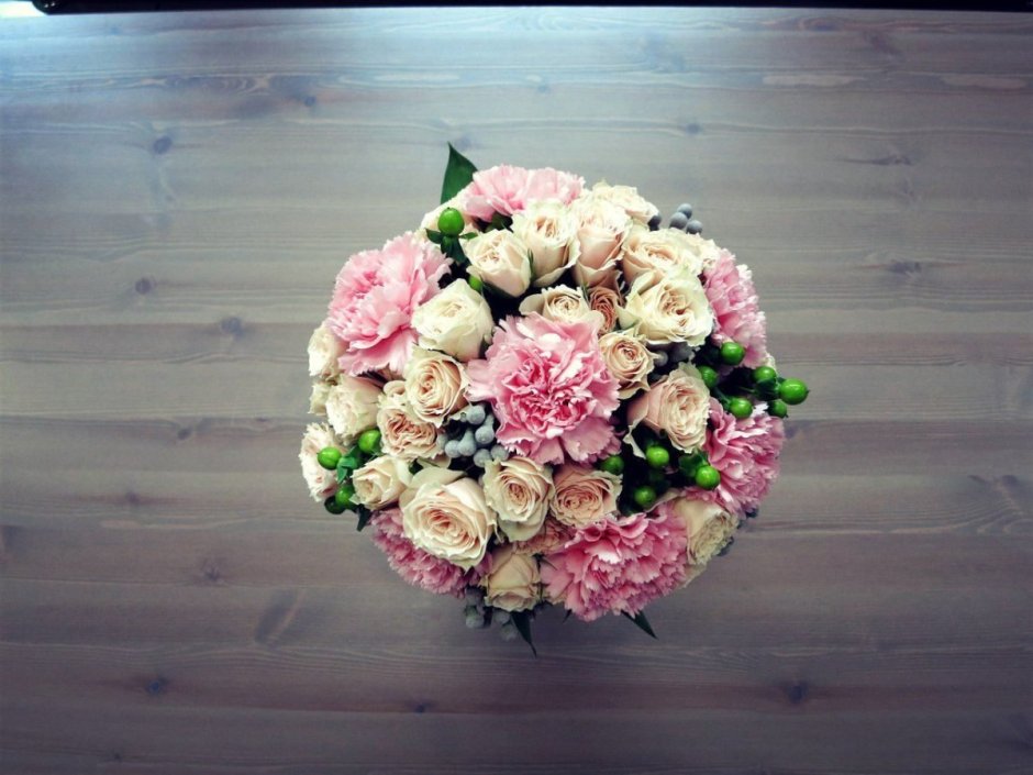 Букет невесты с гвоздикой и розой