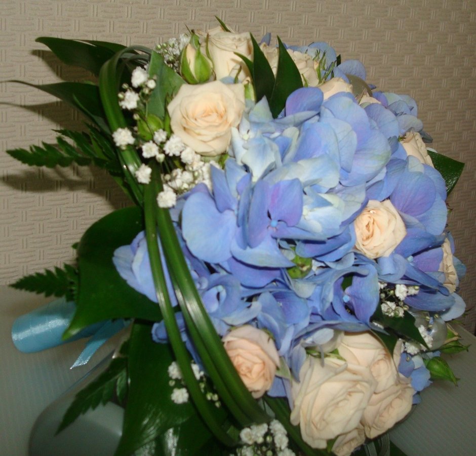 Гортензия голубая с кустовой розой букет невесты