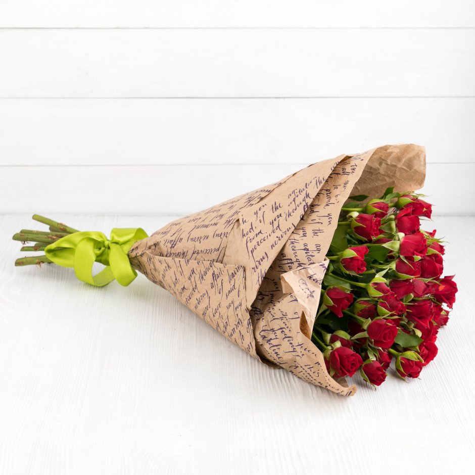 Букет кустовых роз в крафтовой бумаге