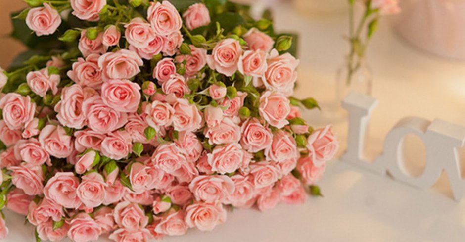 Букет бежевых роз на столе
