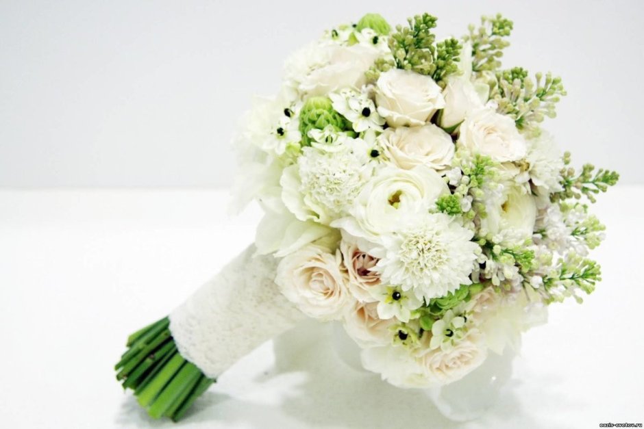 Свадебный букет из хризантем и гипсофилы
