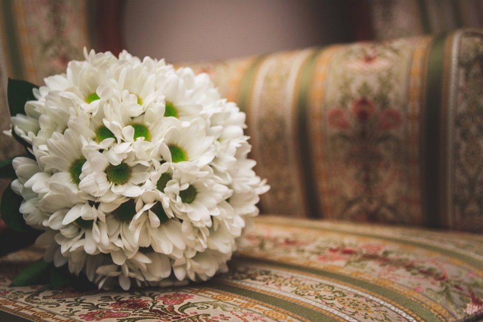 Свадебный букет хризантемы и гипсофила