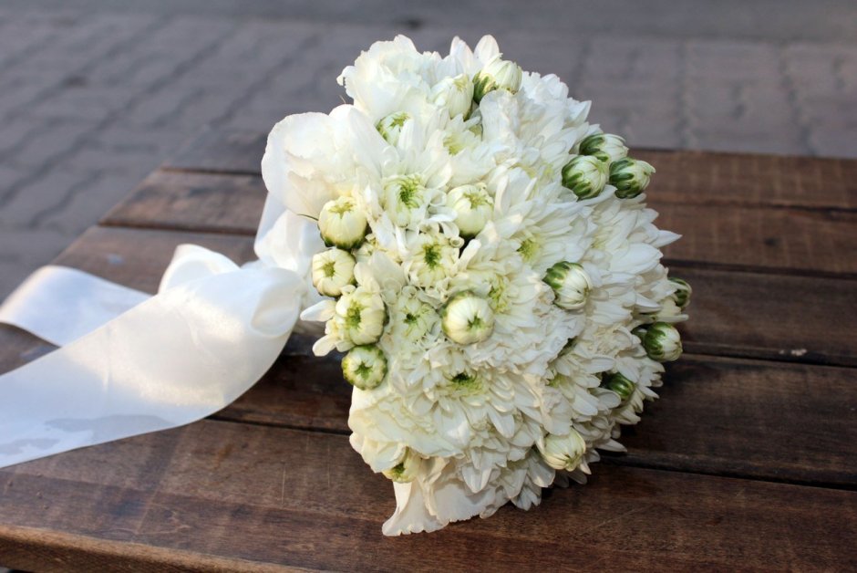 Свадебный букет из белых хризантем