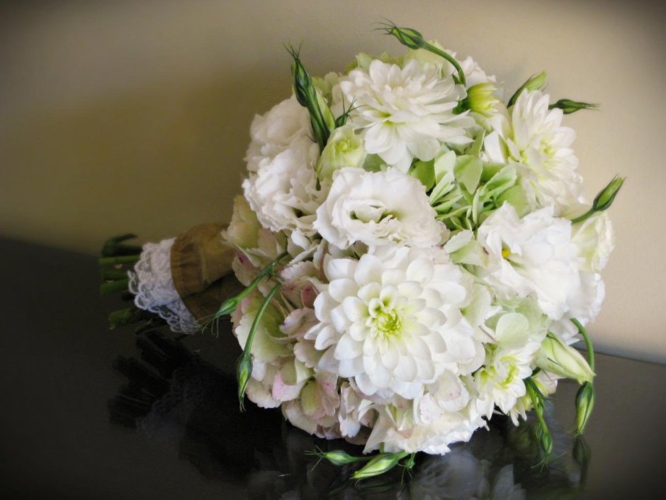 Свадебный букет с гортензиями и хризантемами