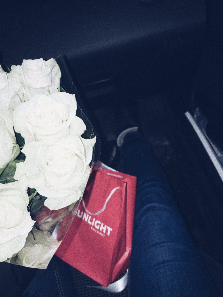 Белые розы в машине на сиденье
