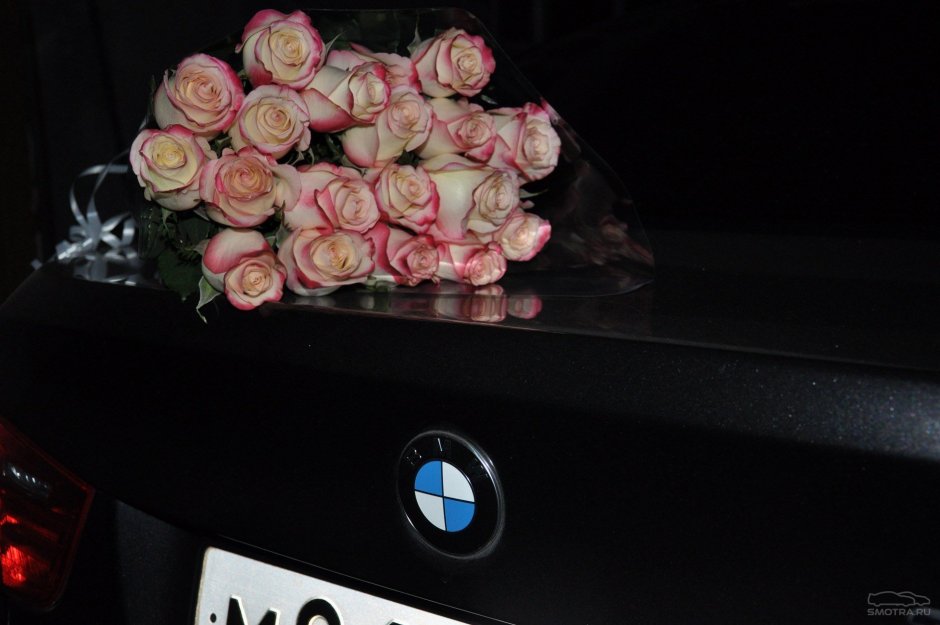 Букет роз в багажнике