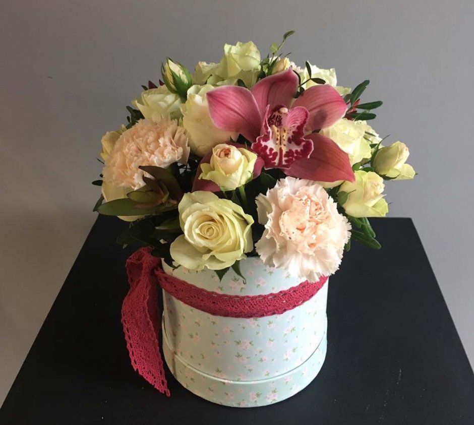 Букет с розами и орхидеями в коробочке