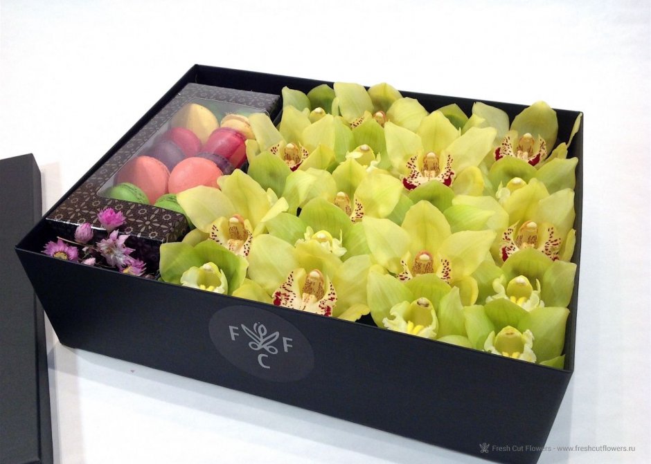 Композиции с орхидеями живыми в коробке