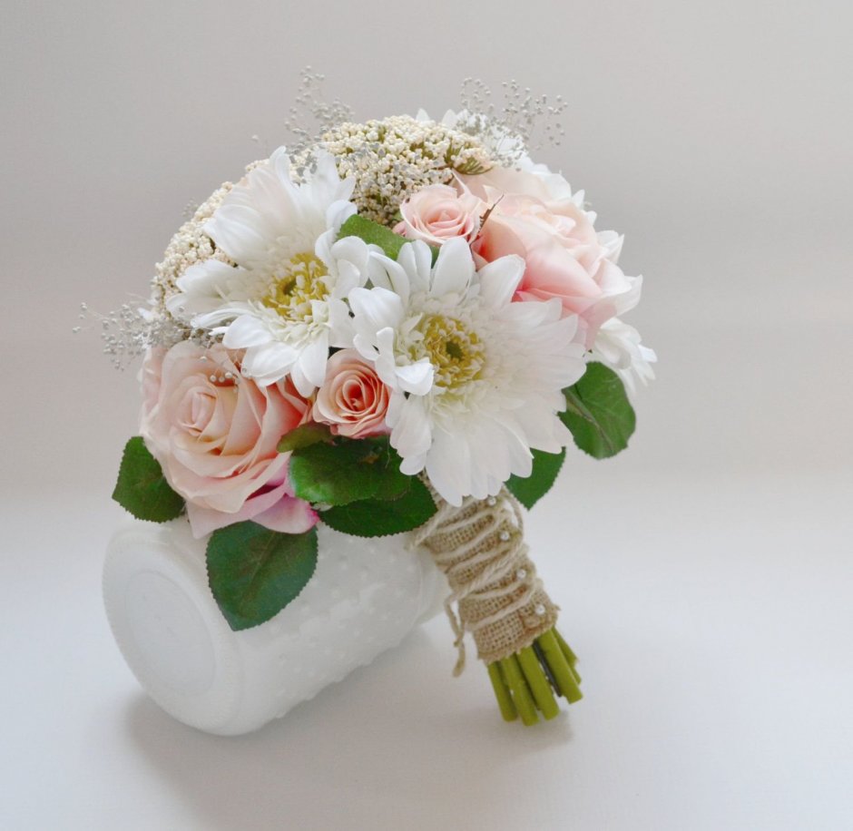 Свадебный букет невесты хризантемы и гипсофила
