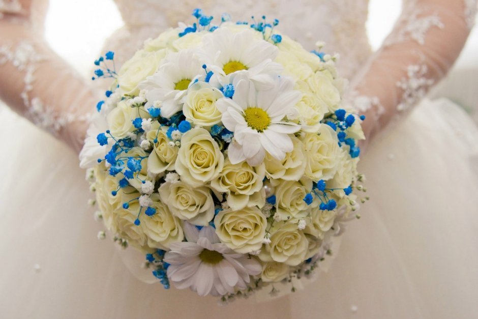 Свадебный букет с голубой гипсофилой