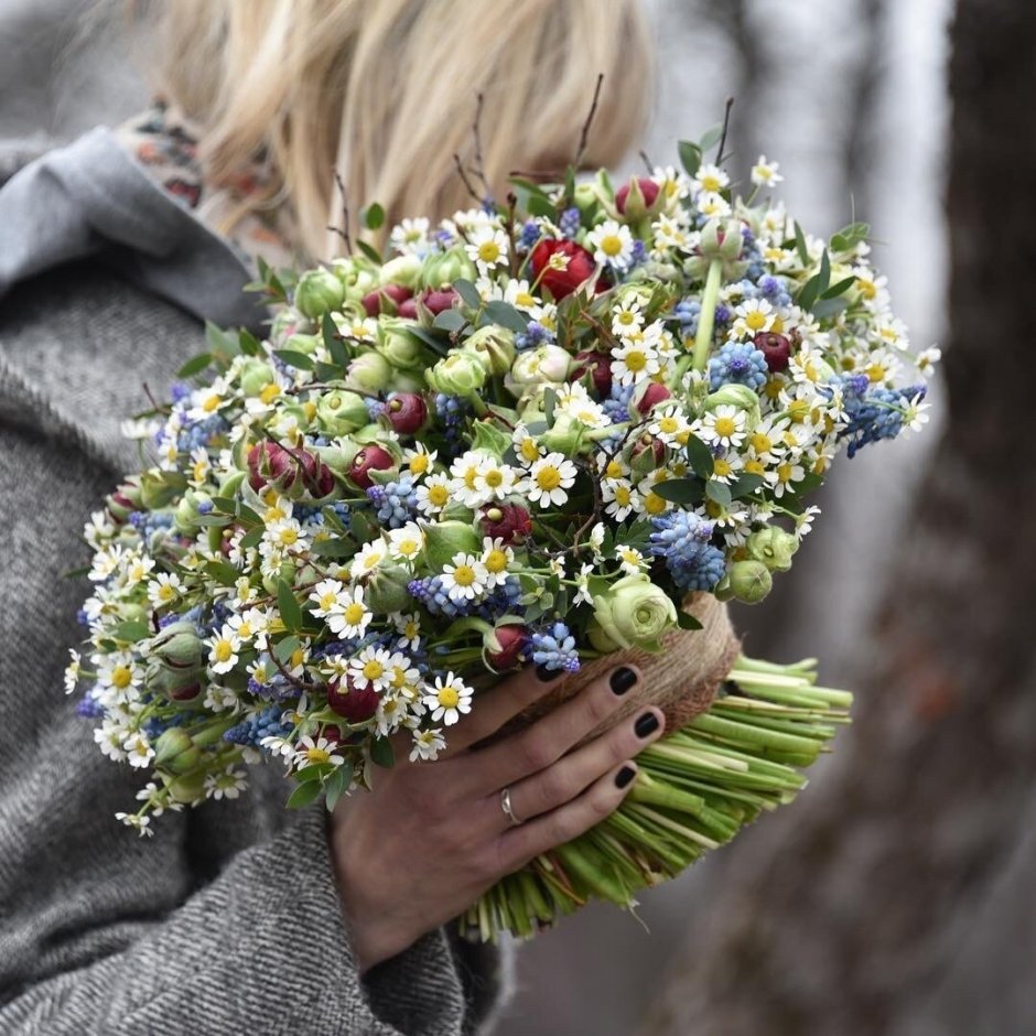 Девушка с полевыми цветами в руках