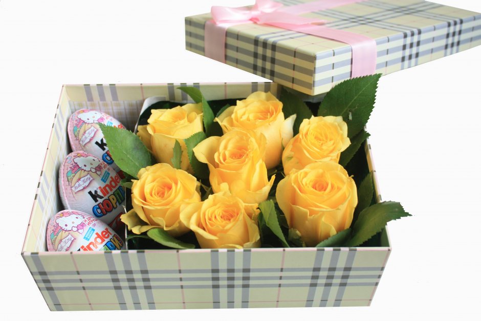 Коробки с живыми цветами и конфетами