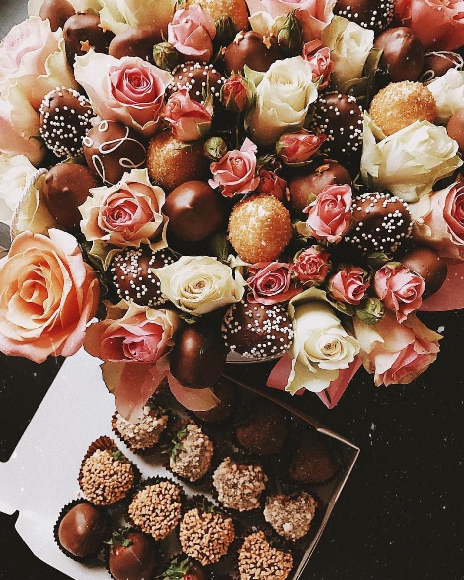 Подарочные коробки с цветами и сладостями